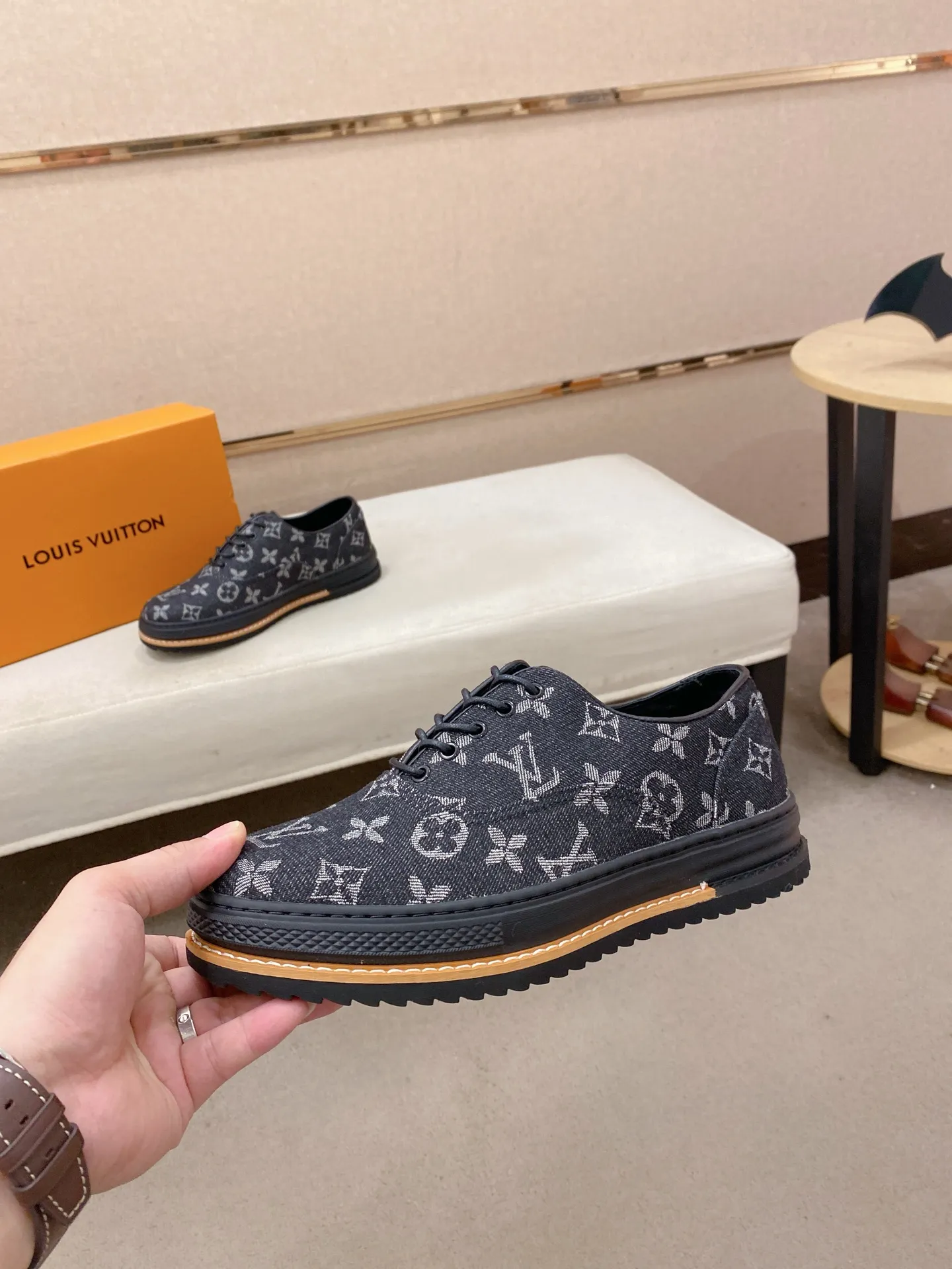 Men's shoes💰 420💰Louis Vuitton (Louis Vuitton/LV) top 🔍🔍 new models are on sale at the same time, the upper 🇮🇹 imported first-layer cowhide from Italy, fully imported sheepskin lining 💪💪, completely 1⃣️ to 1 ⃣️Re-engraved🇮🇹💪💪, ⚠Sole: The original sole is specially provided by the original factory, the exclusive movable molded sole is super comfortable, ⚠The original factory follows the order, 🔍🔍high quality, you can enter and exit the counter at will, welcome to compare⚠. Code number:38-44